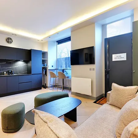 Elegant Close To The Eiffel Tower *