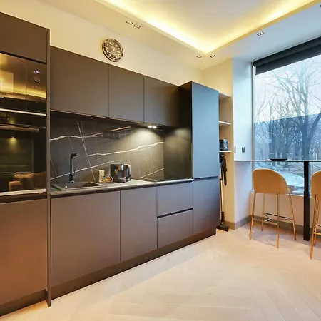 Elegant Close To The Eiffel Tower