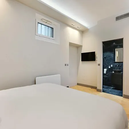 Elegant Close To The Eiffel Tower *