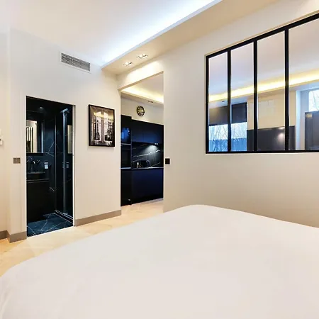 Elegant Close To The Eiffel Tower *