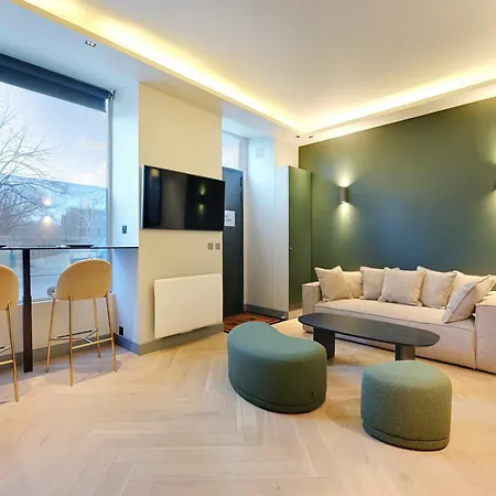 Elegant Close To The Eiffel Tower